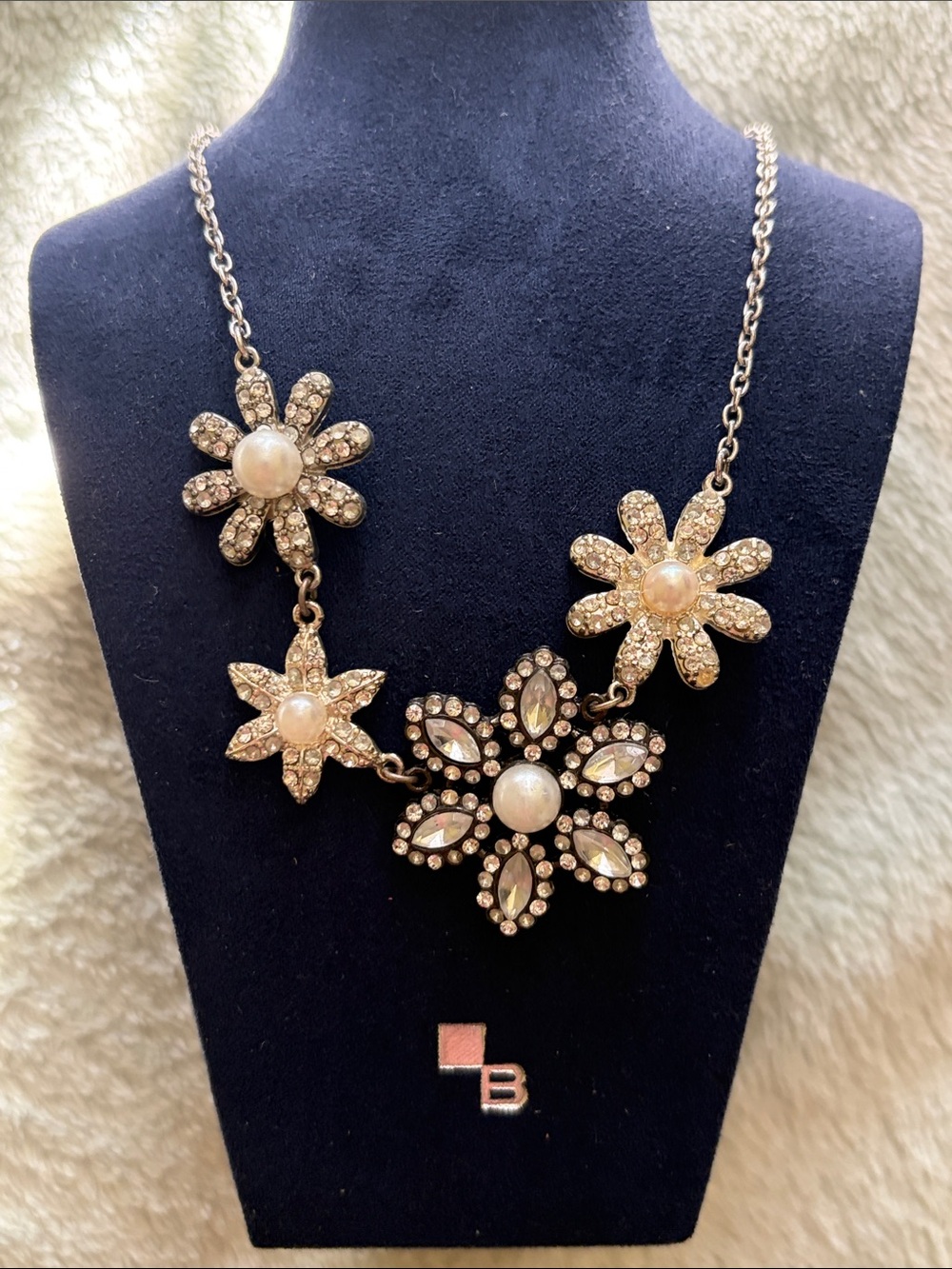 Elegant Pearl and Crystal Flower Necklace